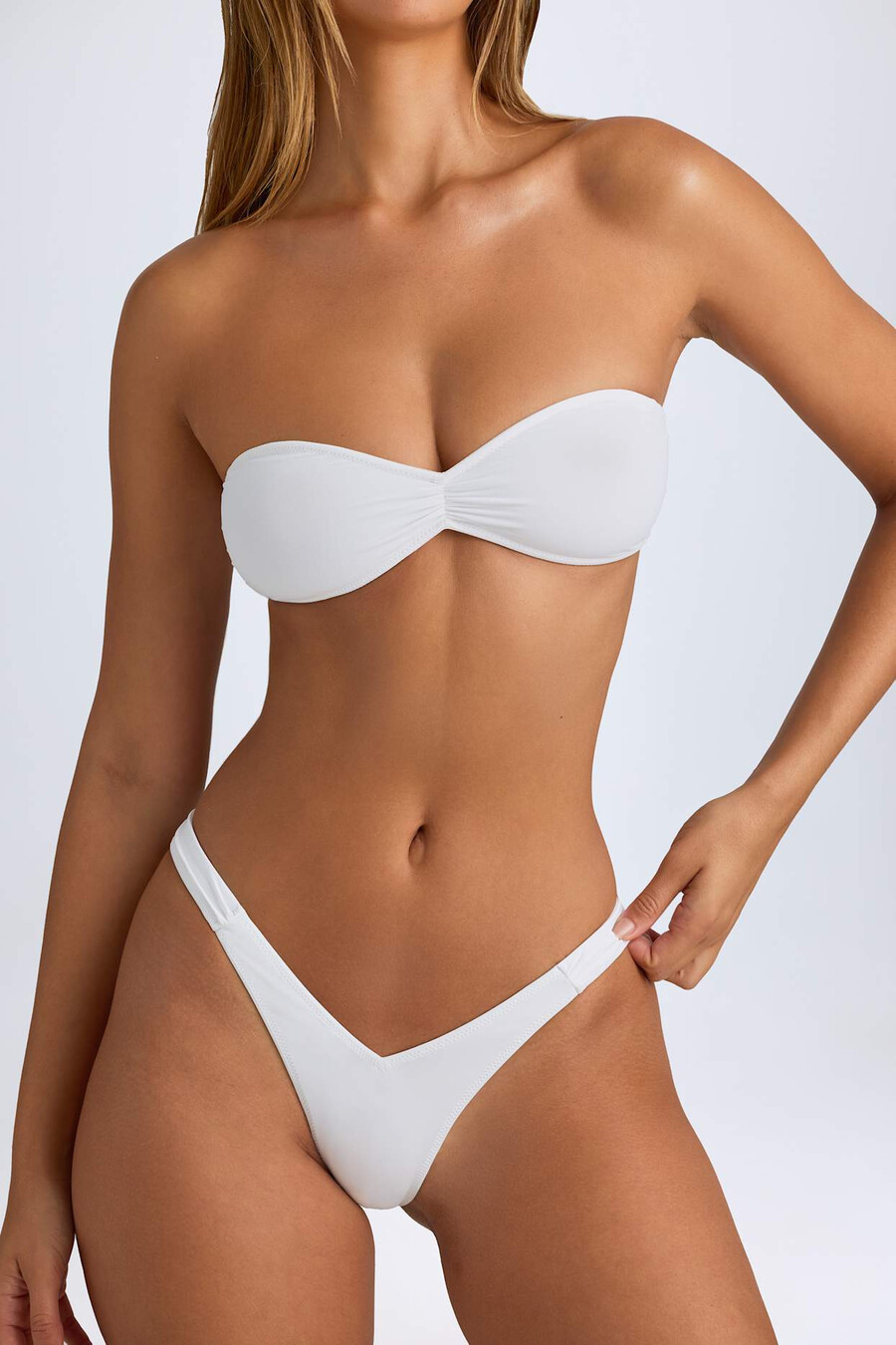 marszczone figi od bikini w kolorze białym