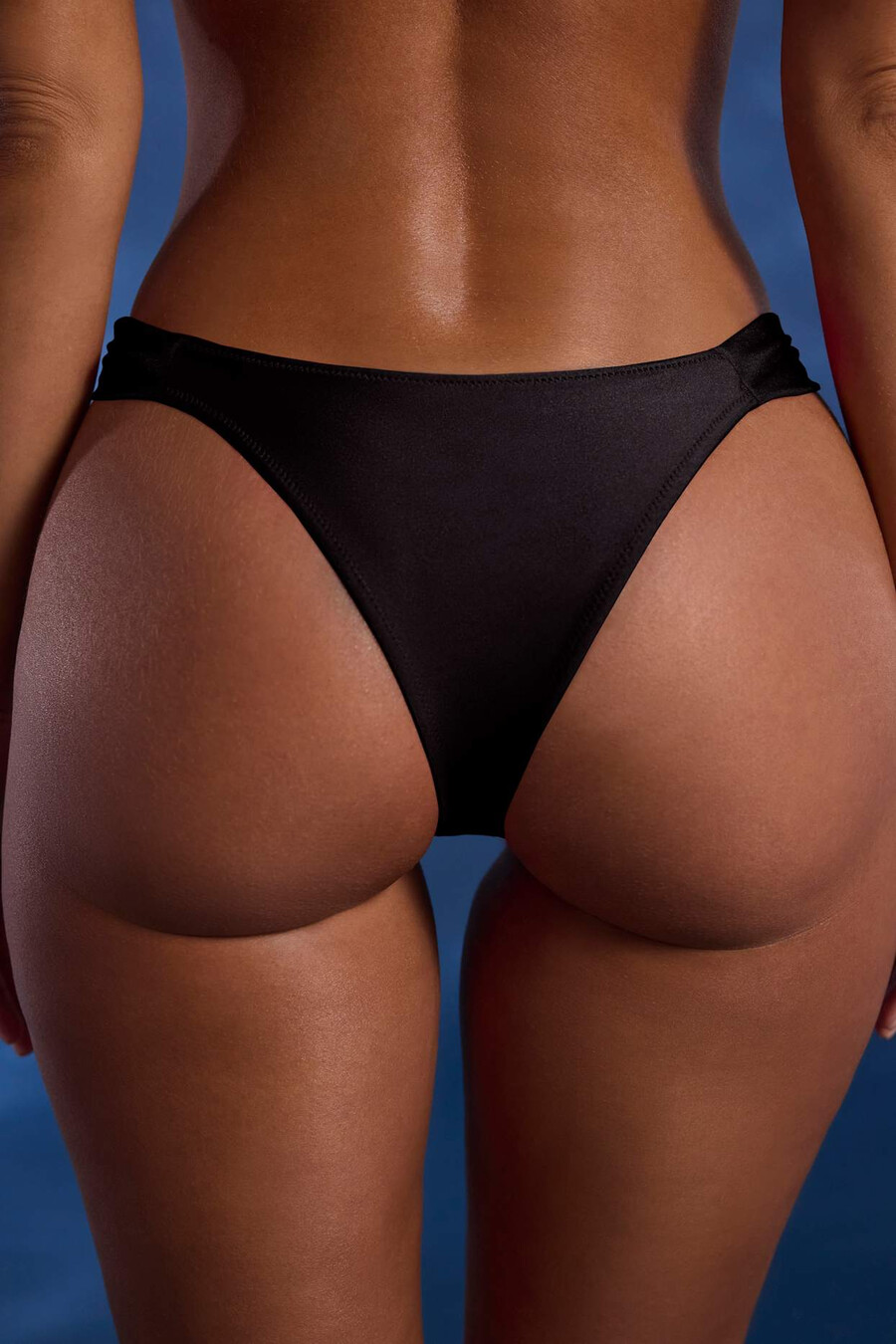 czarne zdobione koralikami szerokie ramiączka bikini z odkrytymi ramionami