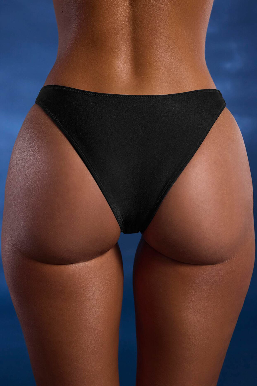 czarne zdobione koralikami wysoko wycięte figi od bikini