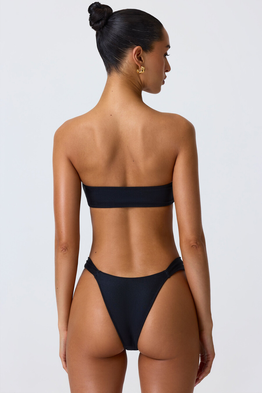 ozdobny top bikini typu bandeau z wycięciami w kolorze czarnym