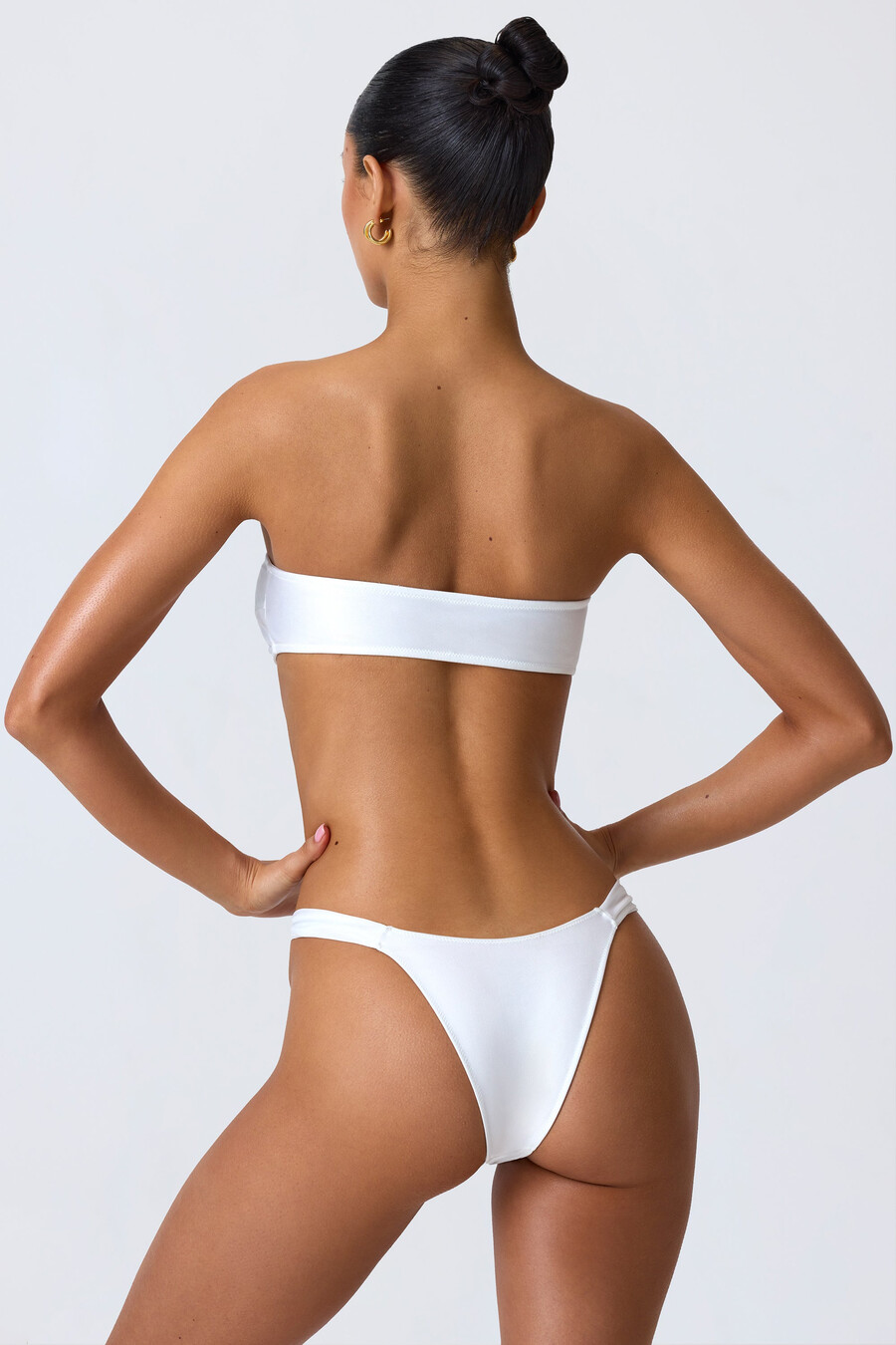 ozdobny top bikini typu bandeau z wycięciami w kolorze białym
