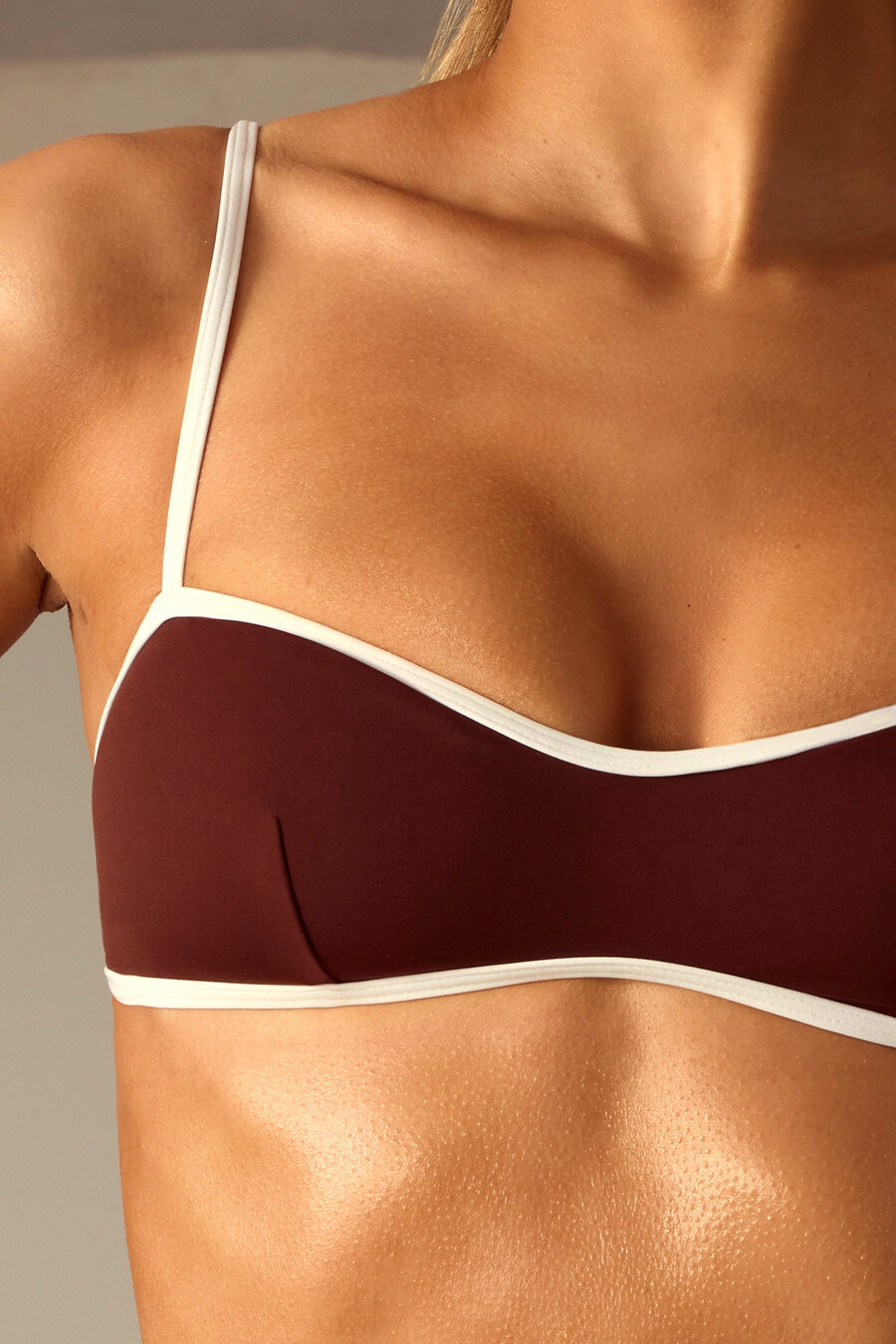 góra bikini z odkrytymi plecami w kolorze brązowym