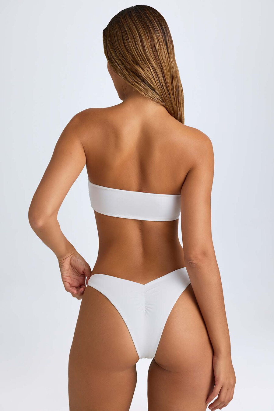 góra bikini typu bandeau w kolorze białym