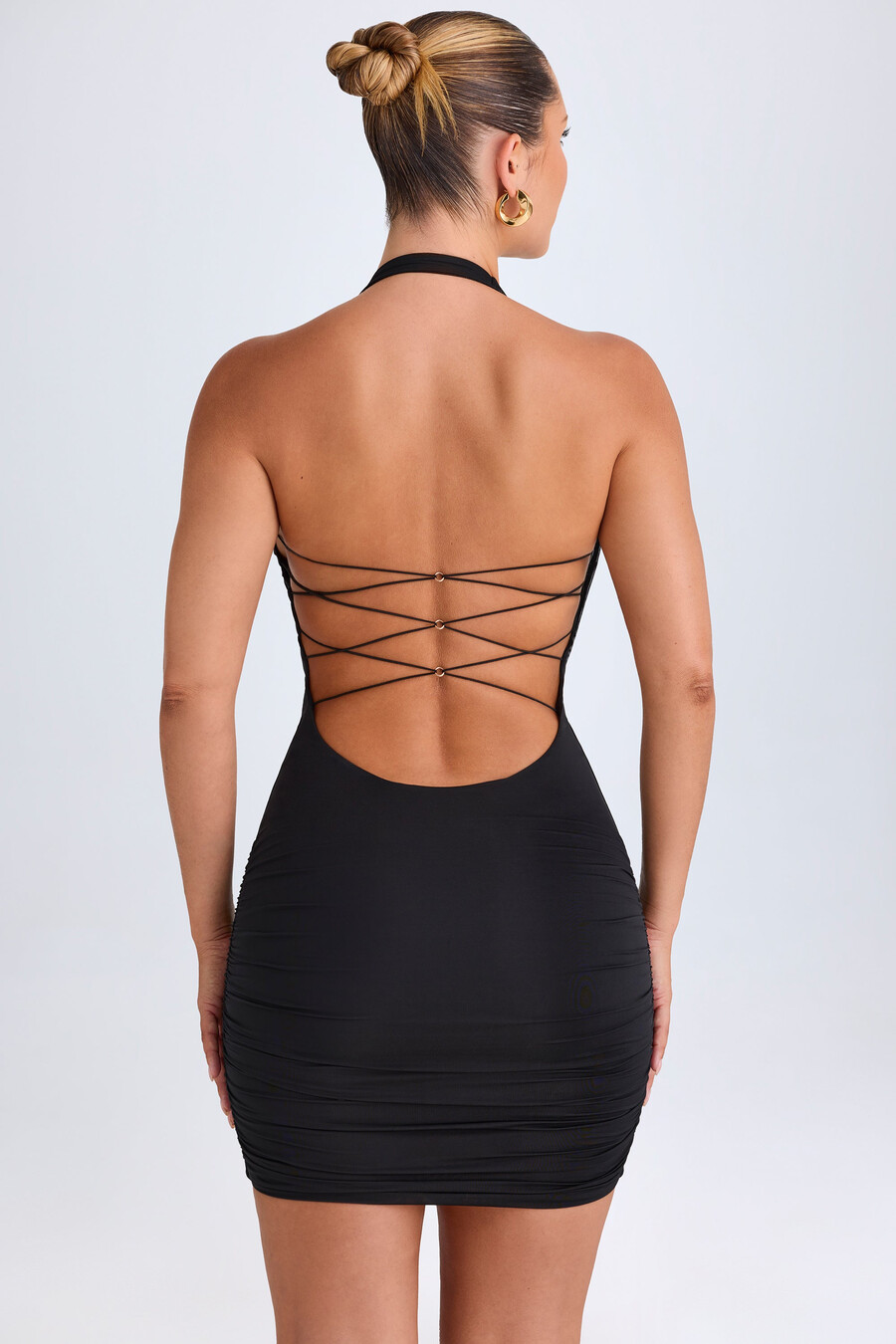 sukienka mini z wycięciem i dekoltem typu cowl-neck w kolorze czarnym