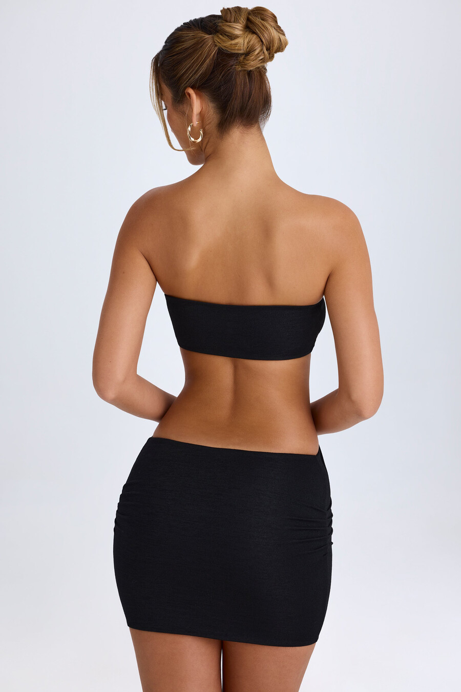 sukienka mini bandeau z wycięciami w kolorze czarnym