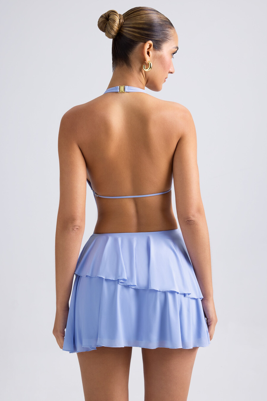 sukienka mini z falbaniastym wycięciem i dekoltem halter w kolorze periwinkle blue