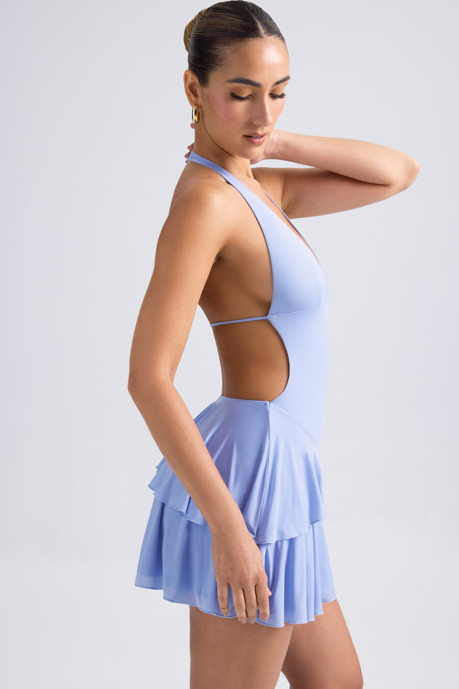 sukienka mini z falbaniastym wycięciem i dekoltem halter w kolorze periwinkle blue