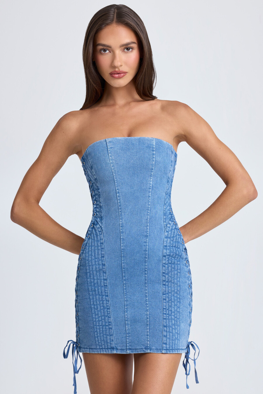 sukienka mini typu bandeau ze sznurowaniem w kolorze jasnoniebieskim