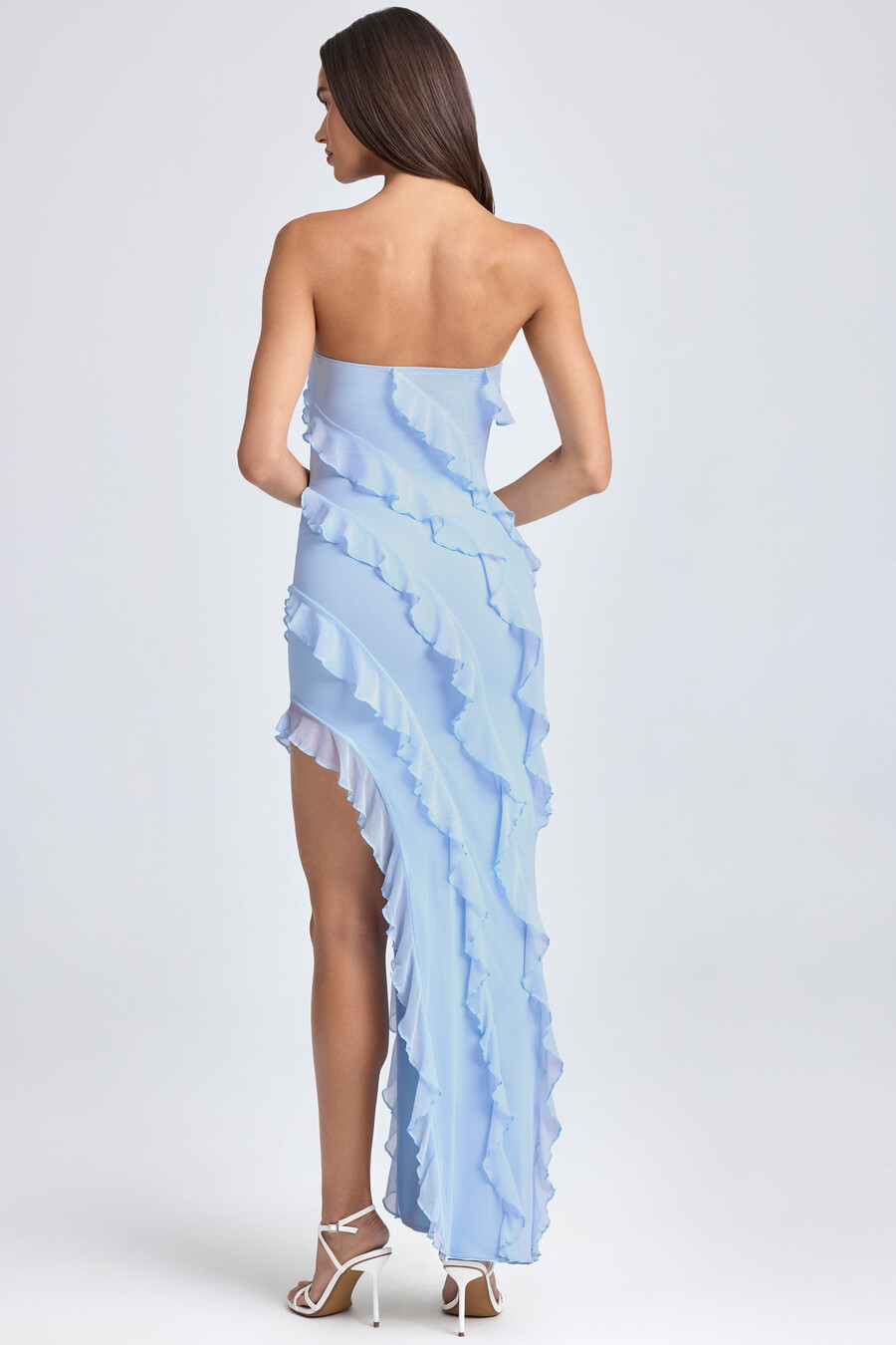 sukienka maxi typu bandeau z falbanką w kolorze pudrowego błękitu