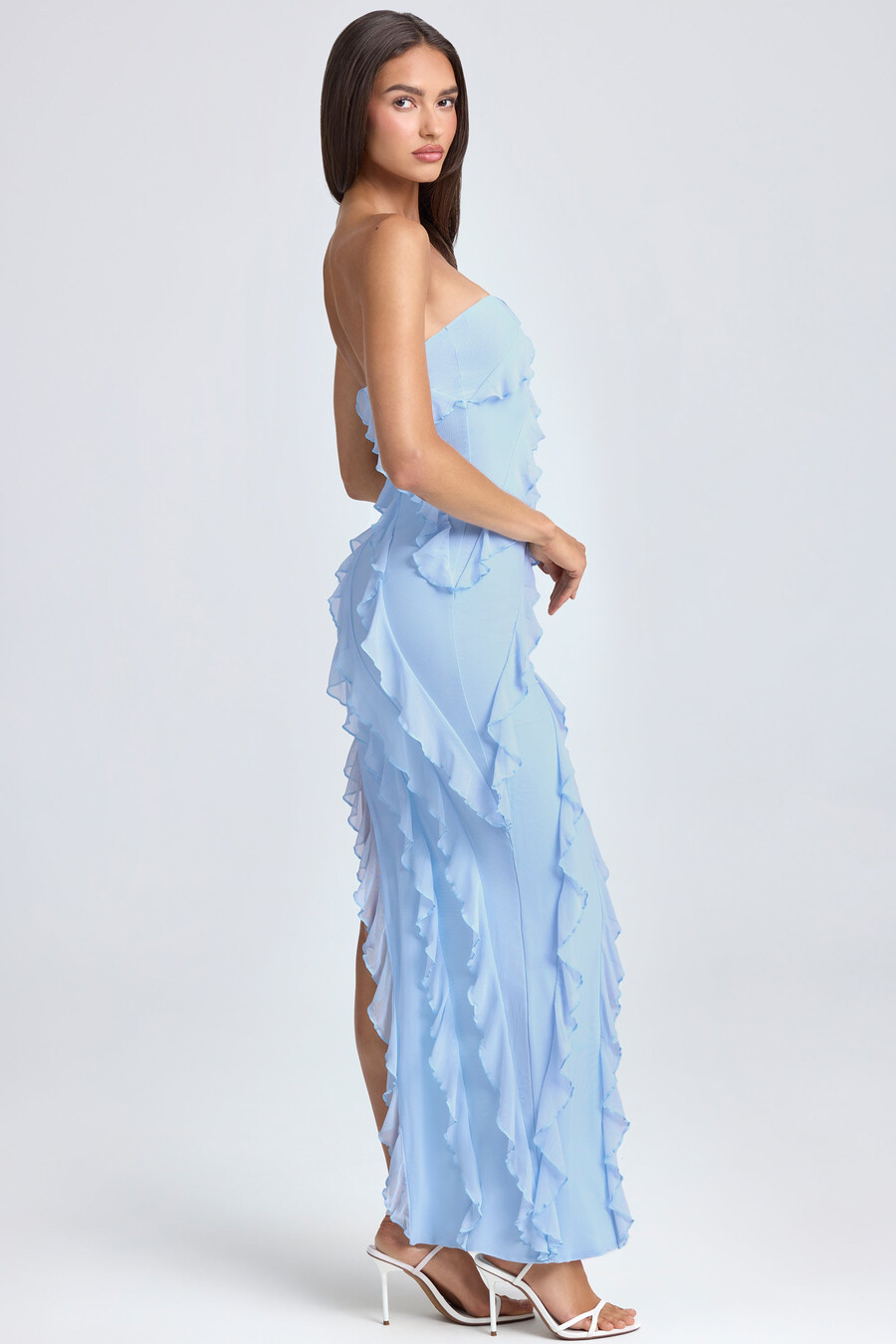 sukienka maxi typu bandeau z falbanką w kolorze pudrowego błękitu