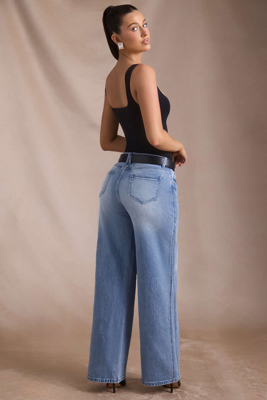 jeansy z niskim stanem i szerokimi nogawkami w kolorze vintage wash