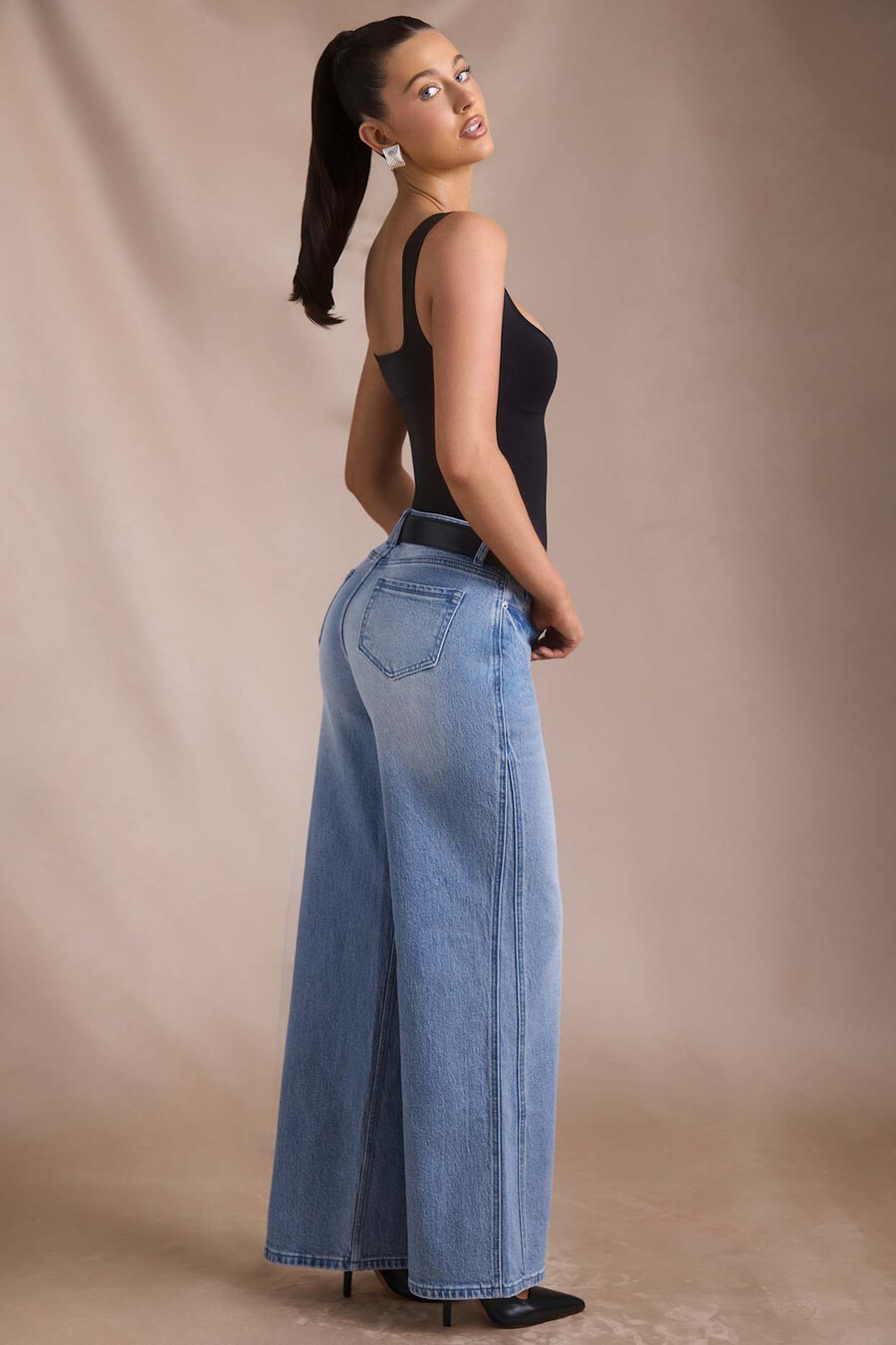 jeansy z niskim stanem i szerokimi nogawkami w kolorze vintage wash
