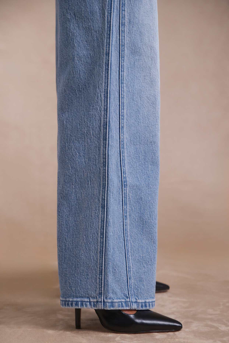 jeansy z niskim stanem i szerokimi nogawkami w kolorze vintage wash