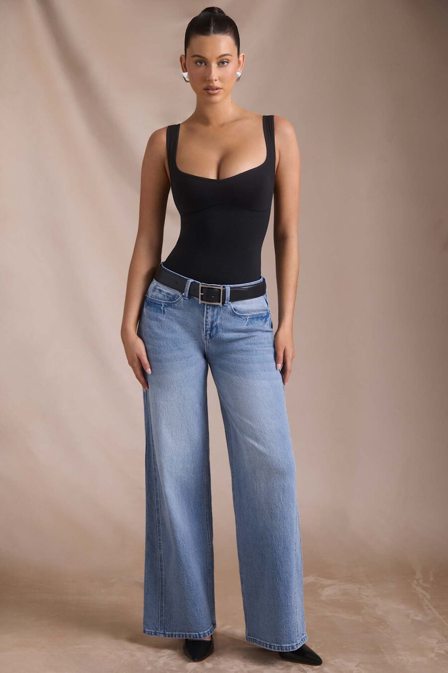 jeansy z niskim stanem i szerokimi nogawkami w kolorze vintage wash