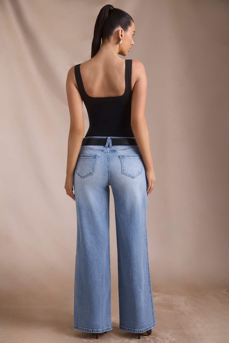 jeansy z niskim stanem i szerokimi nogawkami w kolorze vintage wash