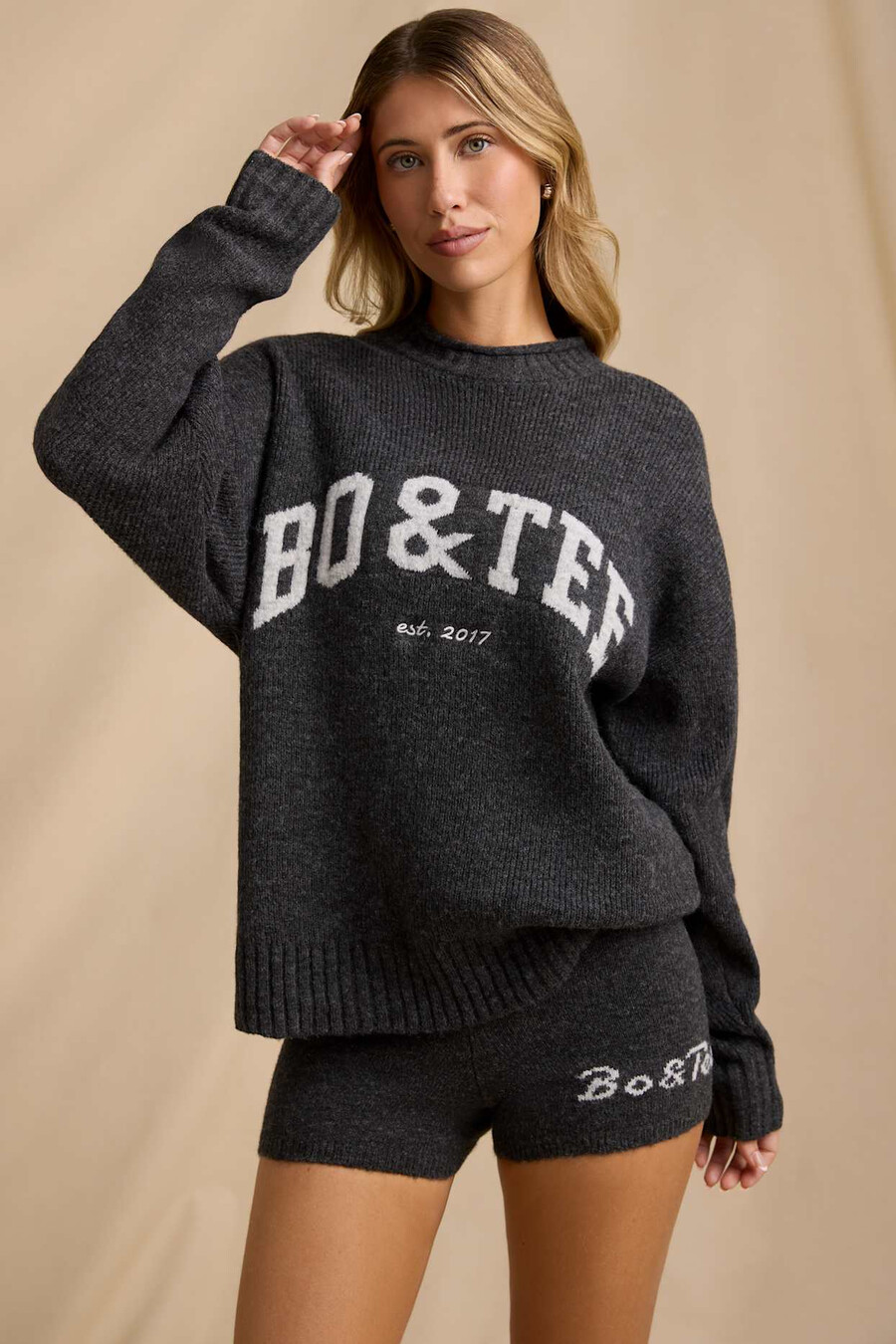 krótkie spodenki dzianinowe ze średnim stanem w kolorze antracytowym