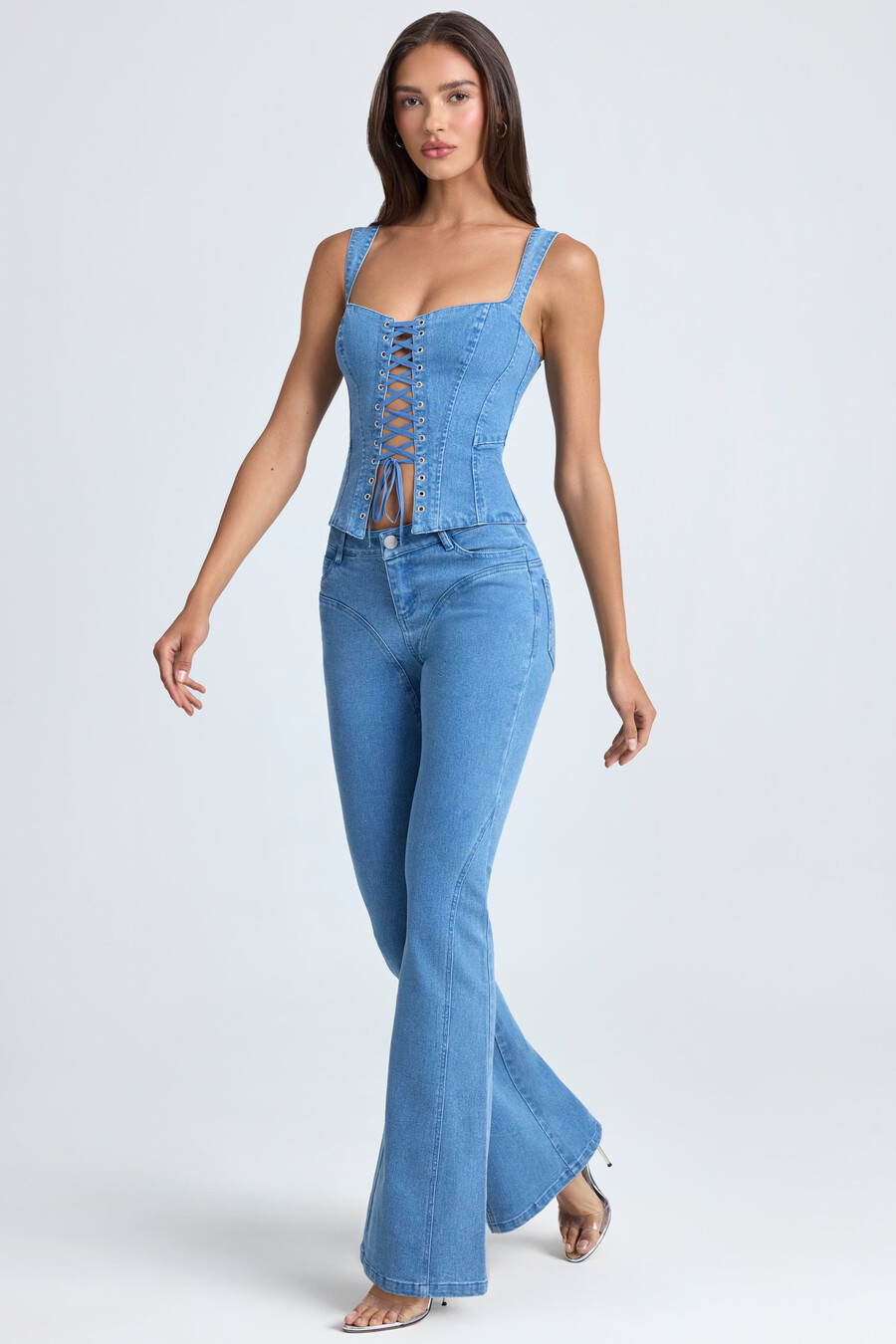 jeansy dzwony ze średnim stanem w kolorze mid blue stonewash
