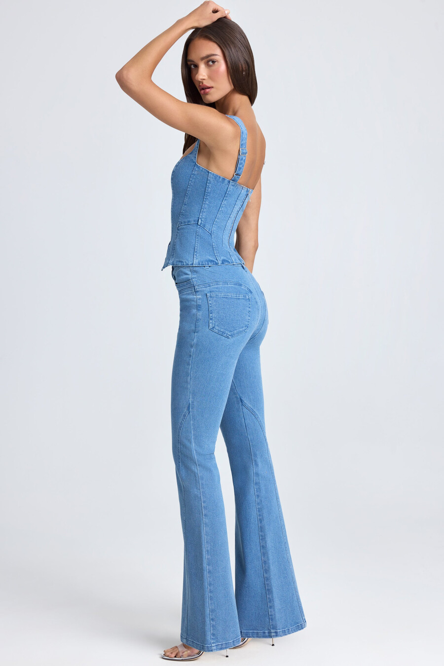 jeansy dzwony ze średnim stanem w kolorze mid blue stonewash