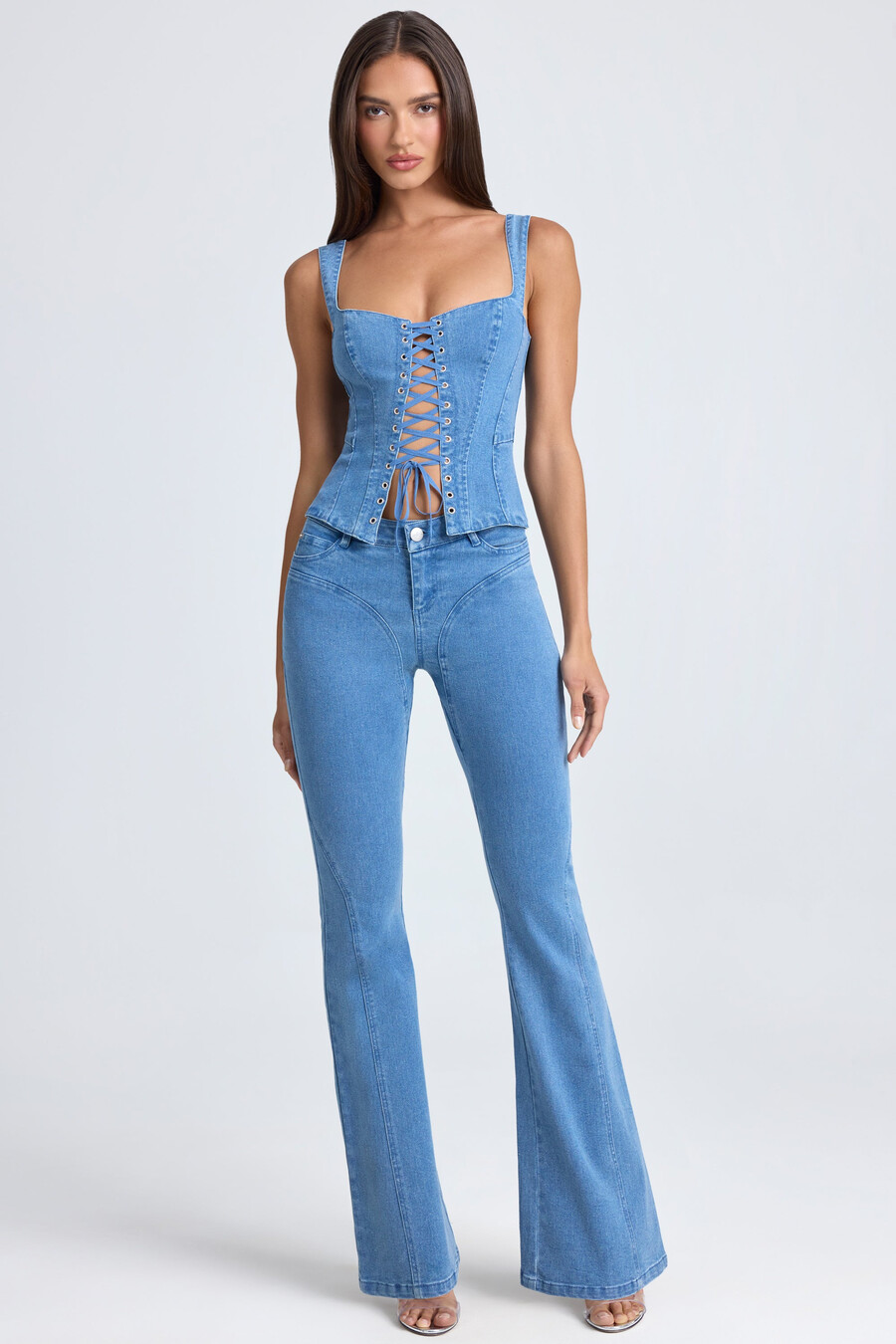 jeansy dzwony ze średnim stanem w kolorze mid blue stonewash