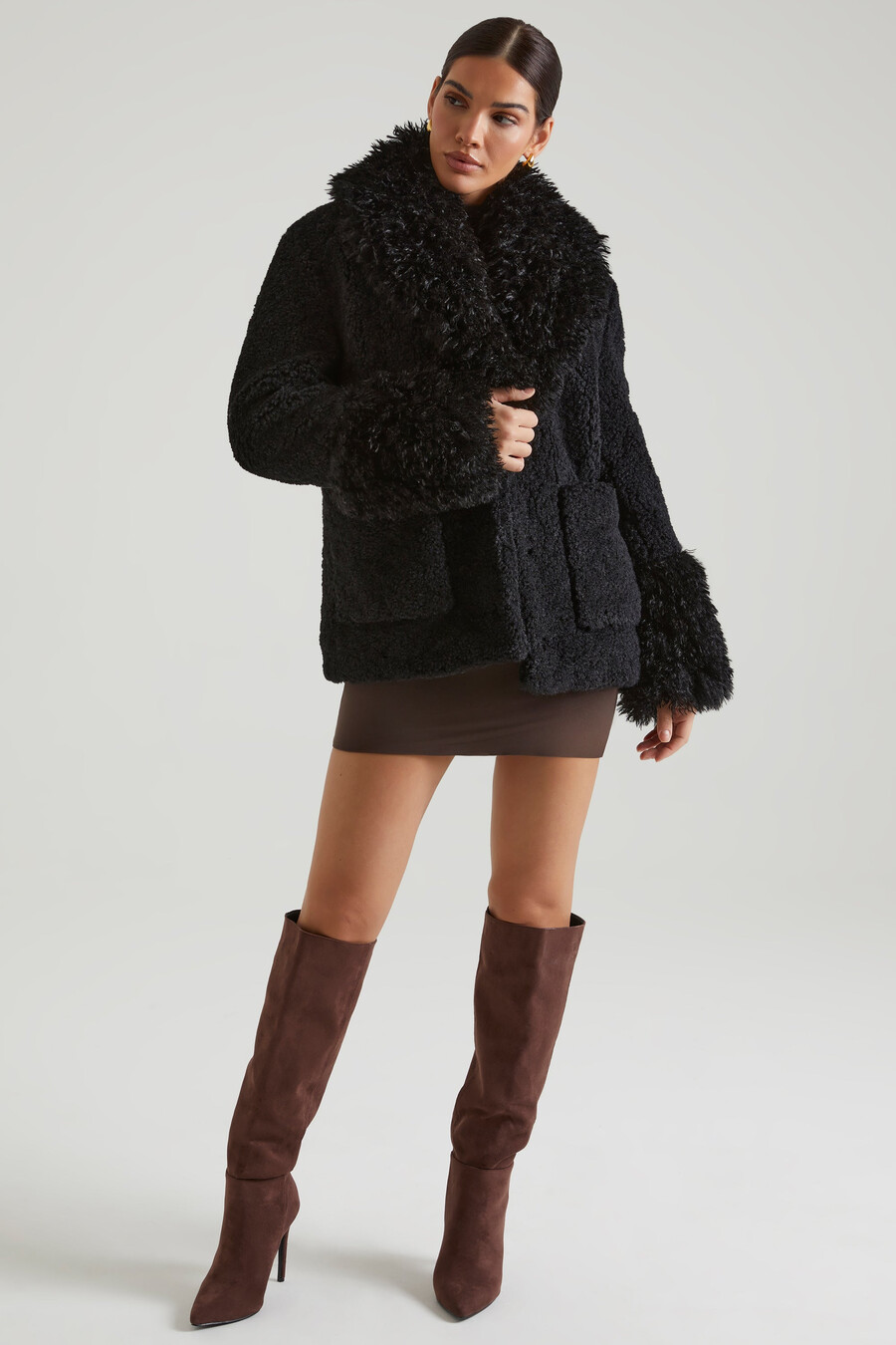 płaszcz z owczej skóry z dużymi kieszeniami z przodu w kolorze czarnym