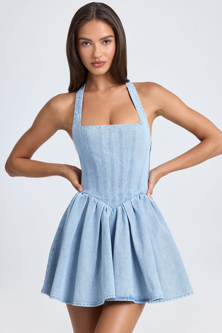 sukienka mini z gorsetem typu halterneck w jasnoniebieskim kolorze stonewash