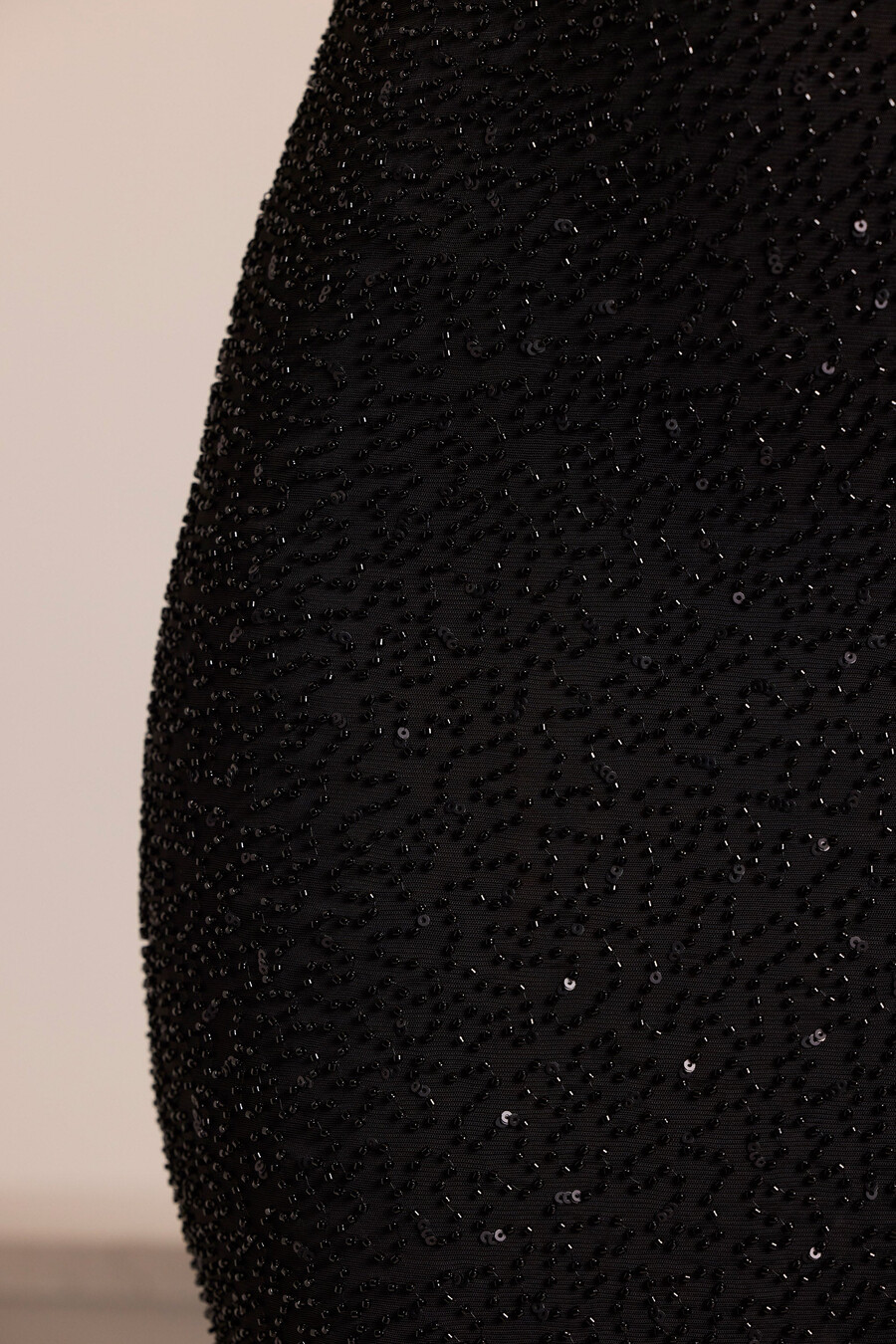sukienka maxi z ozdobnym dekoltem typu cowl neck w kolorze czarnym