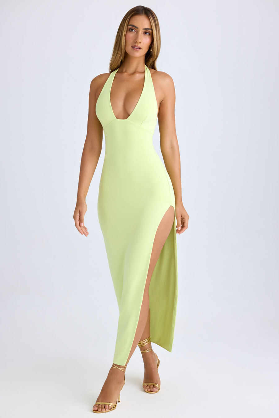 sukienka maxi z wysokim rozcięciem i dekoltem halter w kolorze matcha green