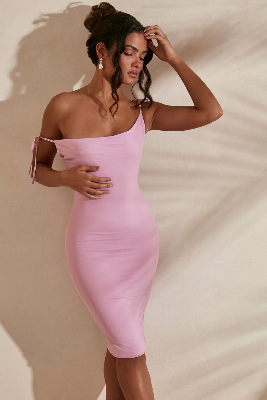 sukienka midi z odkrytymi plecami i dekoltem typu cowl neck w kolorze różowym