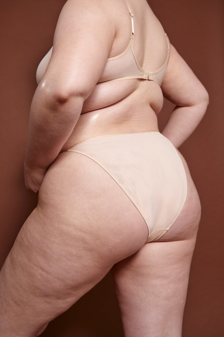 miękkie siateczkowe bikini typu string w kolorze beżowym
