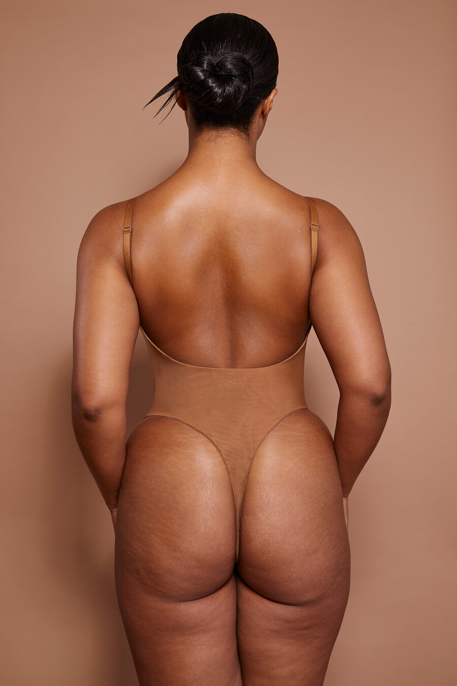 miękkie body z siateczki w kolorze migdałowym