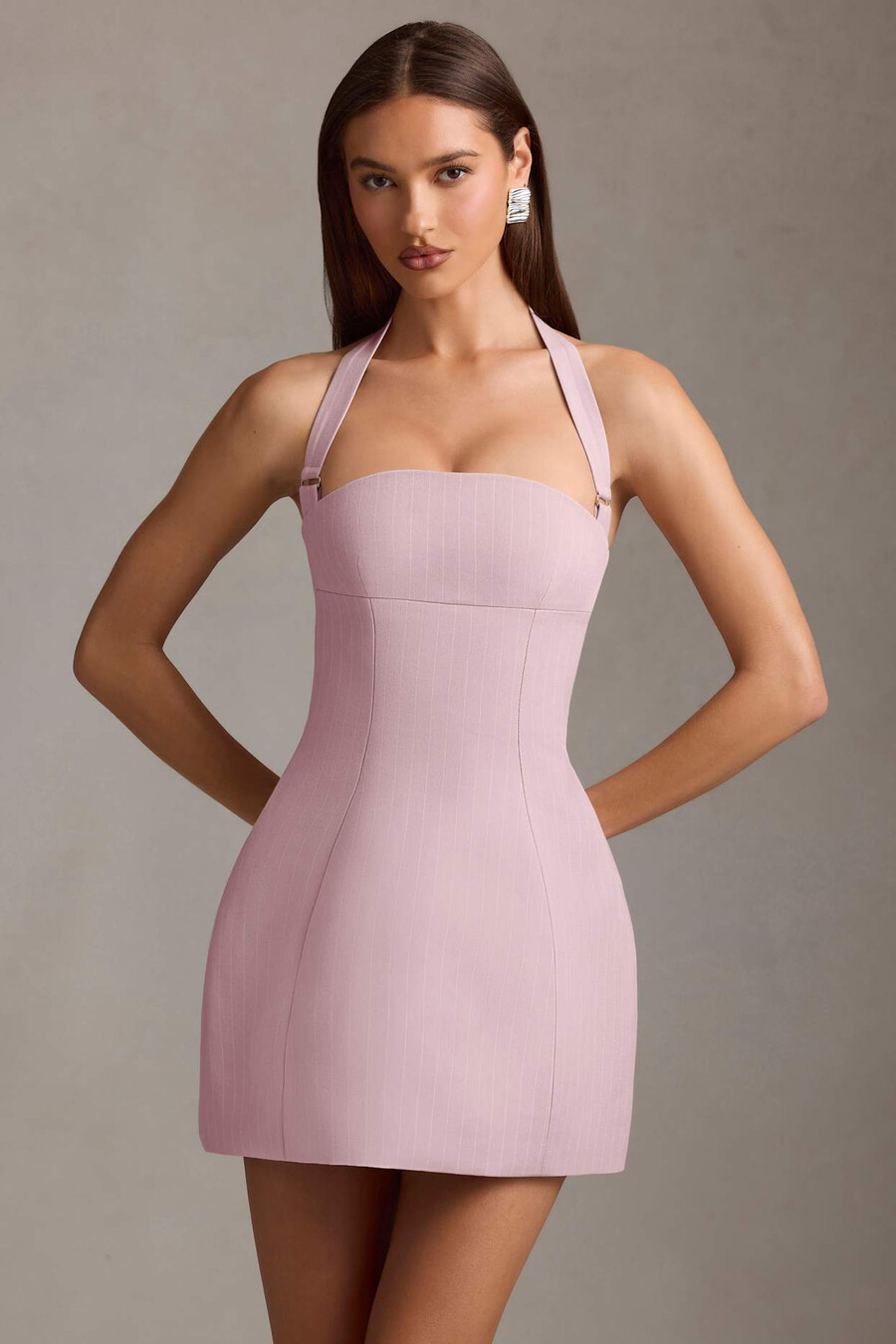 sukienka mini w prążki z dekoltem halter i krojem litery a w kolorze liliowym