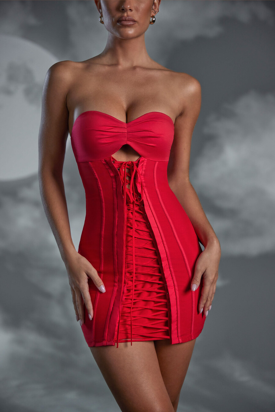 sukienka mini z koronką typu bandeau w kolorze czerwonym