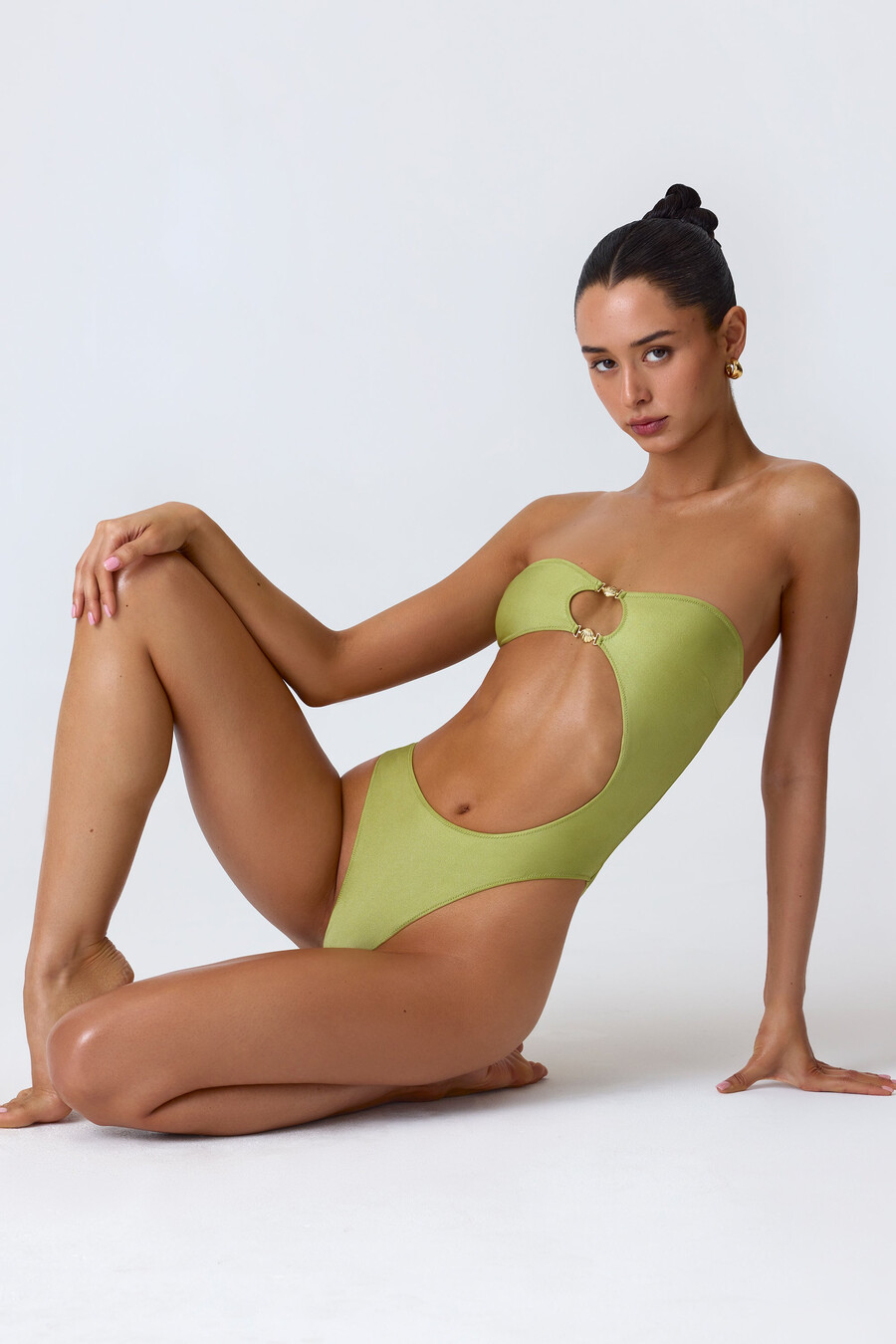 ozdobny kostium kąpielowy typu bandeau z wycięciami w kolorze gruszkowej zieleni