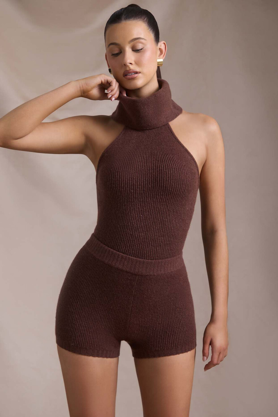 golf z prążkowanej dzianiny z odkrytymi plecami w kolorze espresso