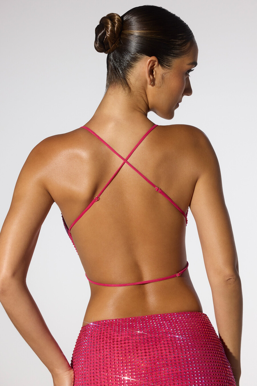 ozdobny top z odkrytymi plecami i dekoltem typu cowl neck w intensywnym różu