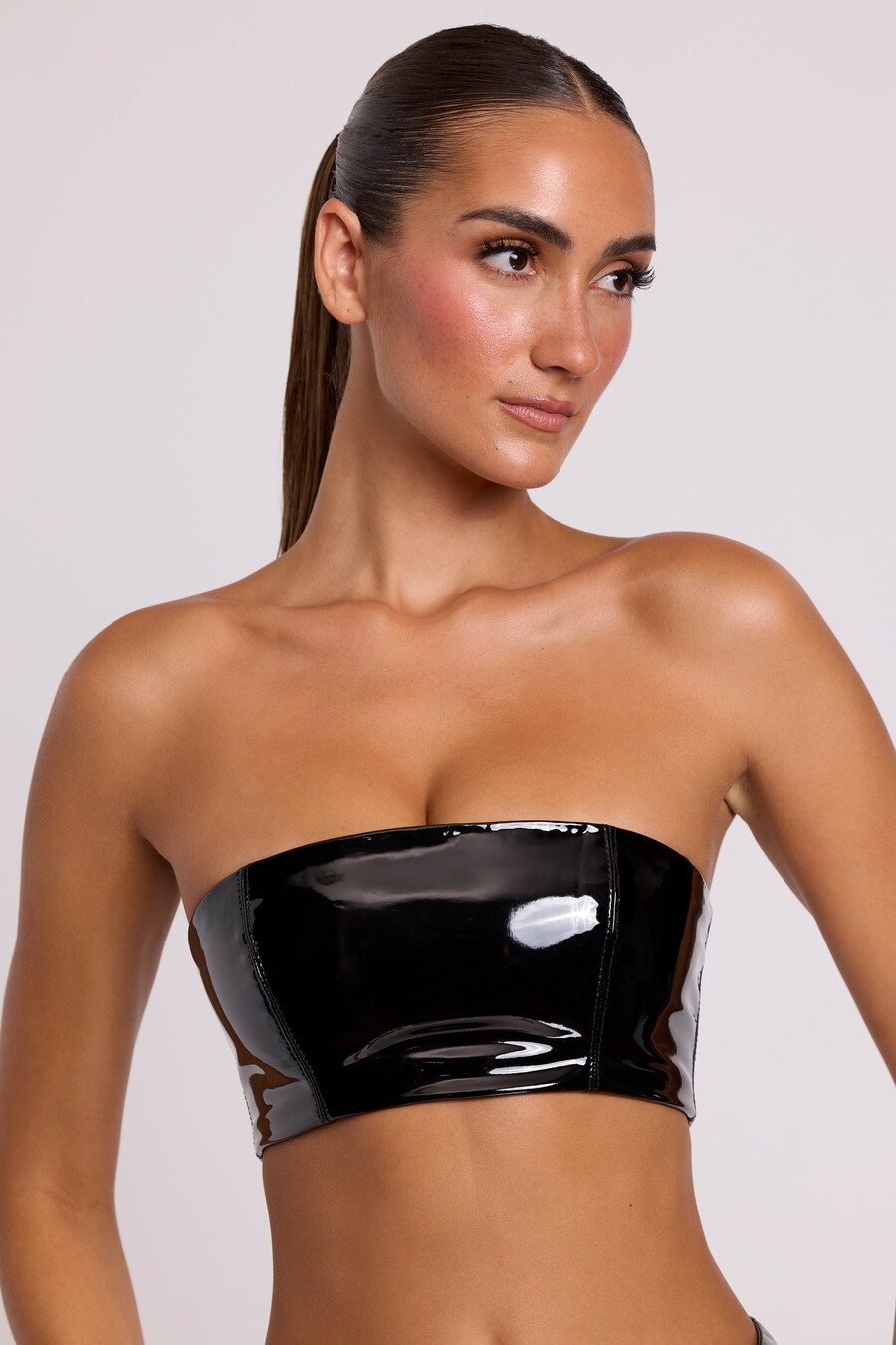 braletka bandeau z winylu w kolorze czarnym
