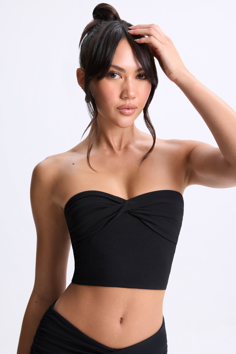 top bandeau z skręconym przodem w kolorze czarnym