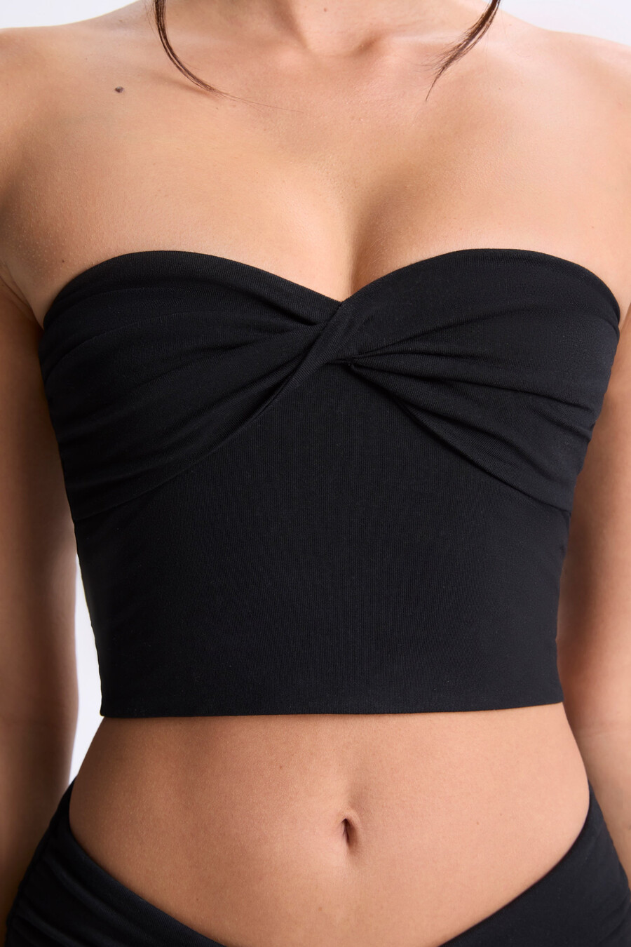 top bandeau z skręconym przodem w kolorze czarnym