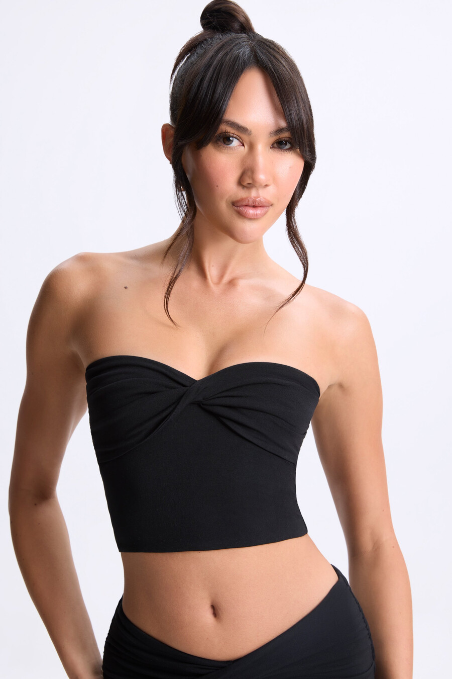 top bandeau z skręconym przodem w kolorze czarnym