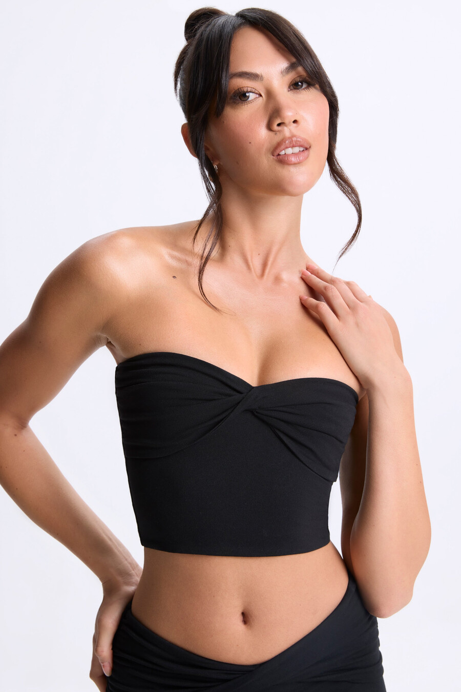 top bandeau z skręconym przodem w kolorze czarnym