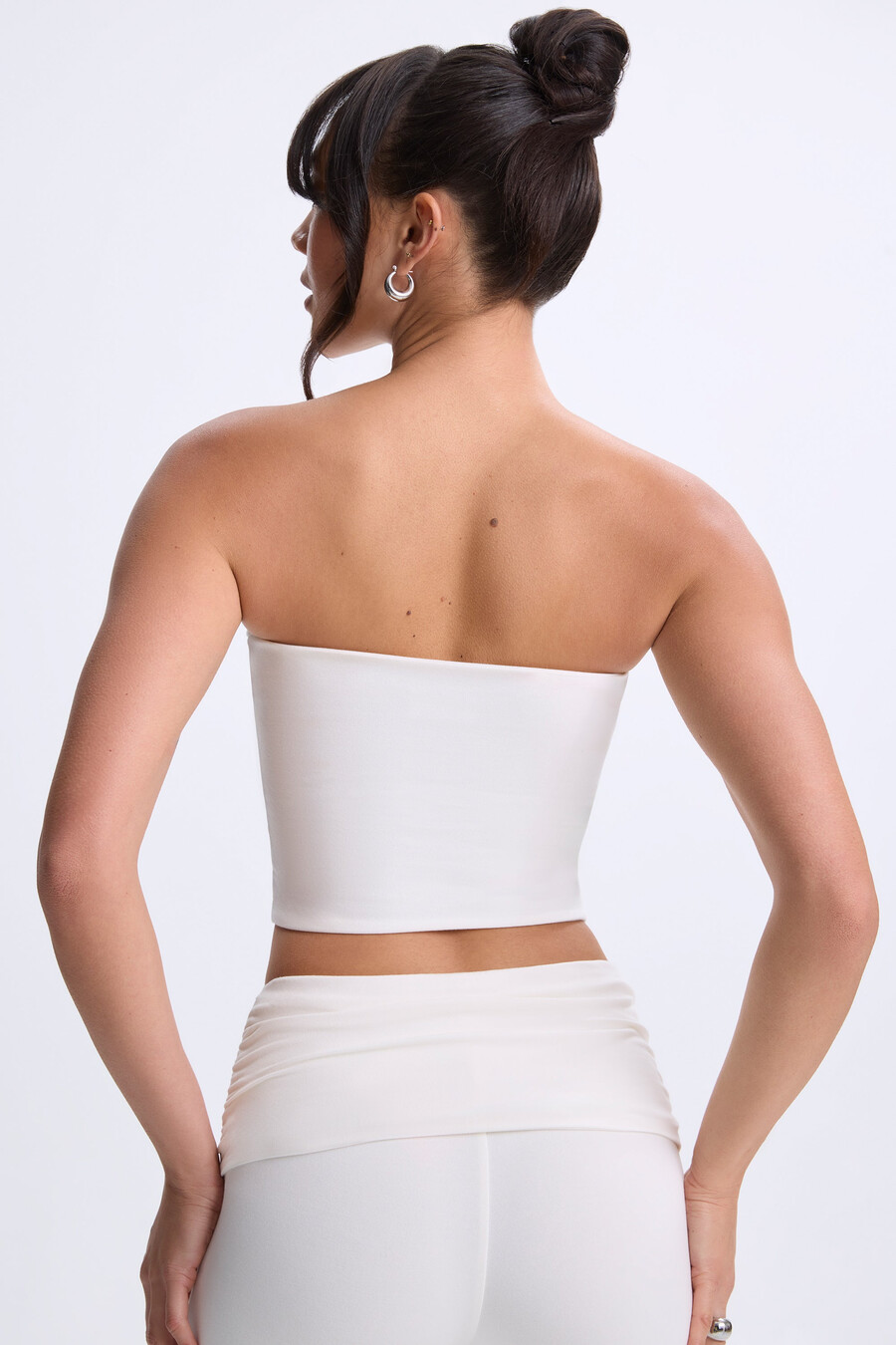 top bandeau z skręconym przodem w kolorze białym