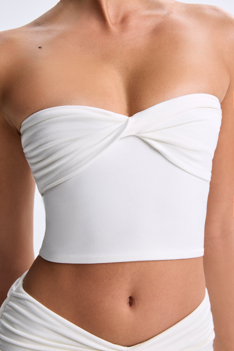 top bandeau z skręconym przodem w kolorze białym