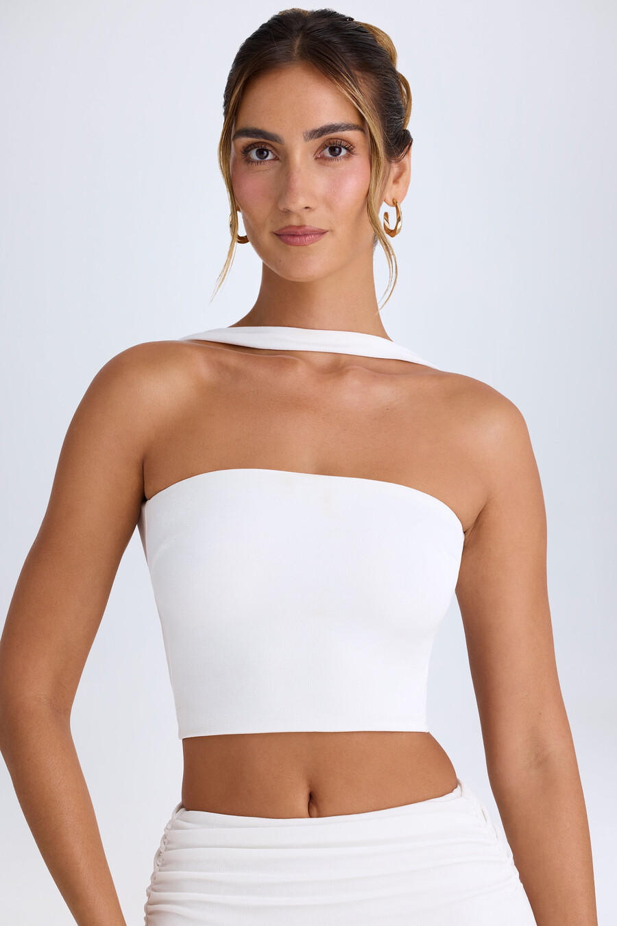 top typu bandeau z kołnierzykiem typu choker w kolorze białym