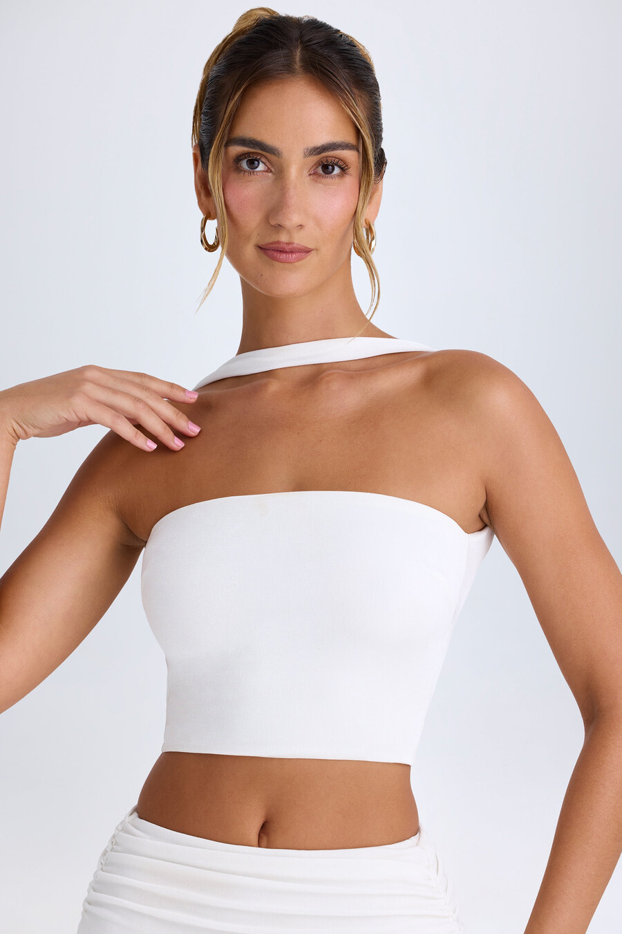 top typu bandeau z kołnierzykiem typu choker w kolorze białym