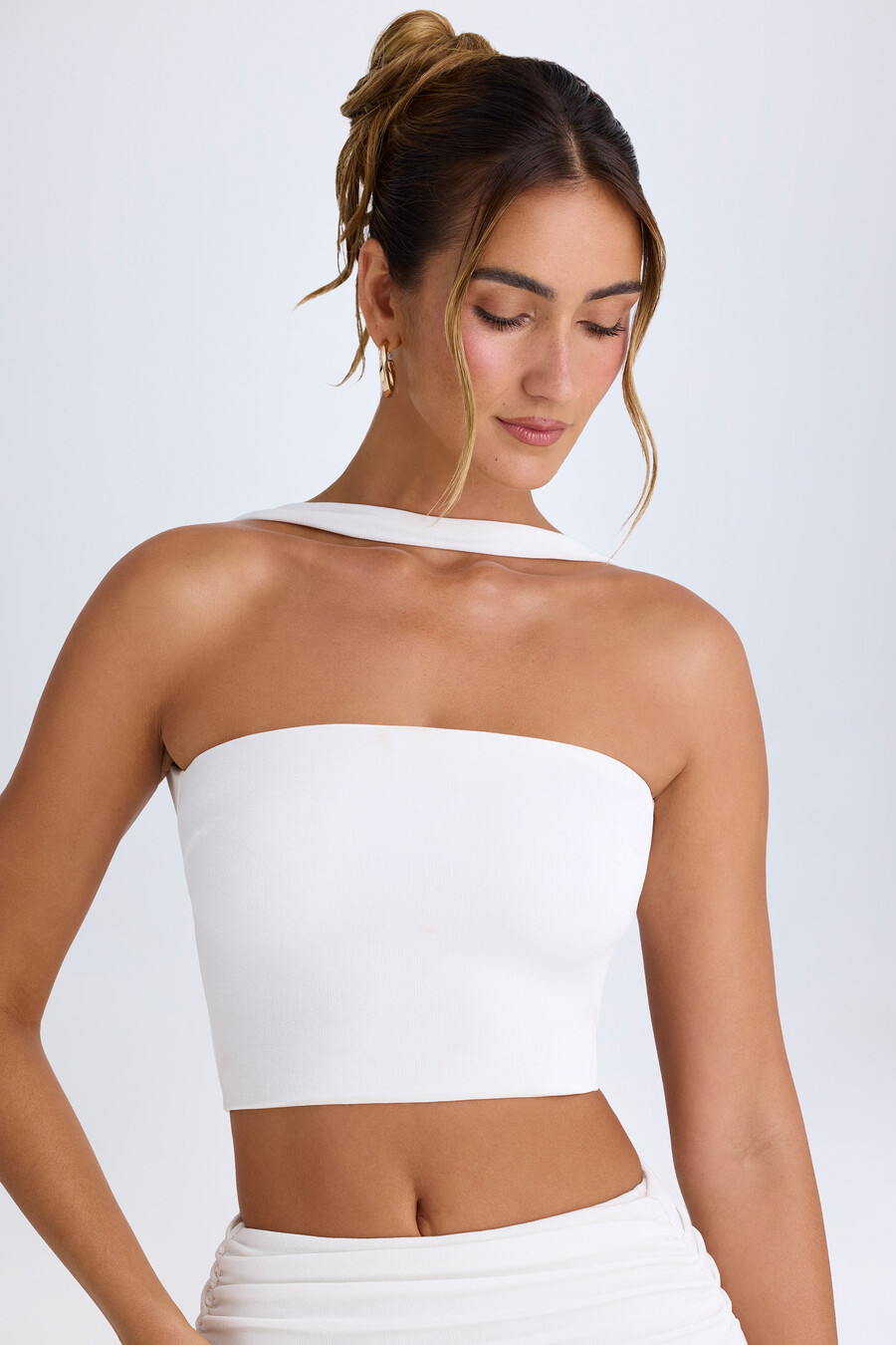 top typu bandeau z kołnierzykiem typu choker w kolorze białym
