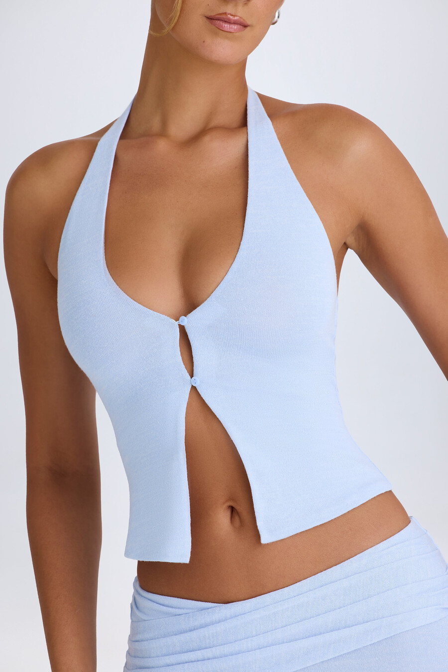 top z odkrytym przodem i dekoltem halter w kolorze periwinkle blue
