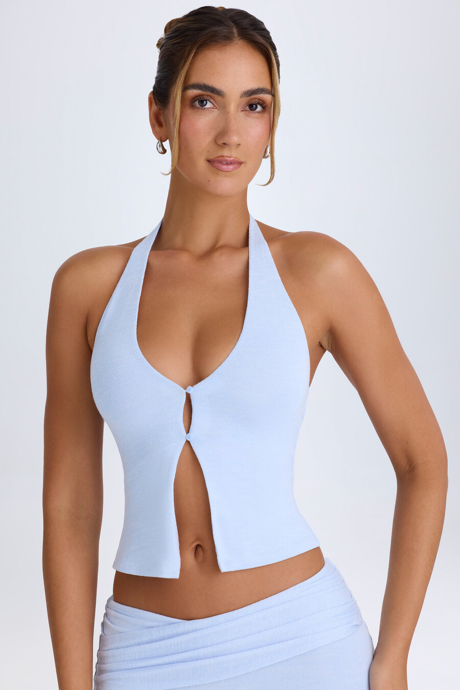 top z odkrytym przodem i dekoltem halter w kolorze periwinkle blue
