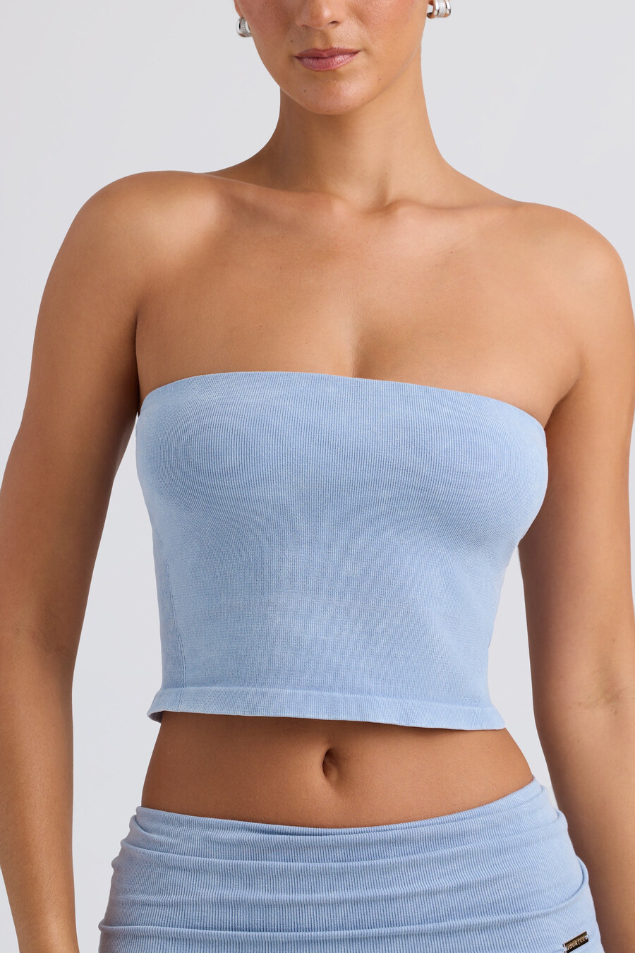 top typu bandeau crop w kolorze spranego błękitu