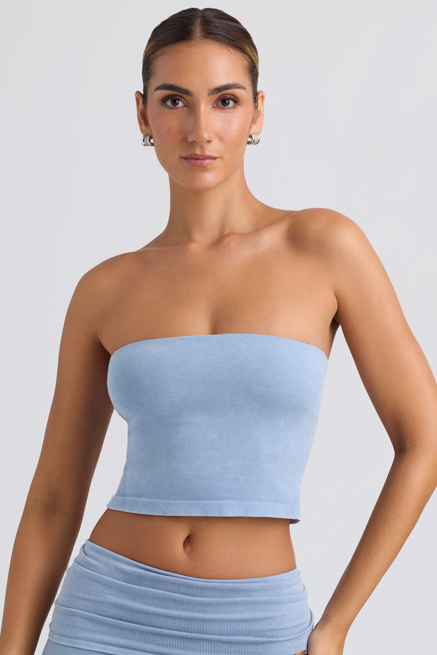 top typu bandeau crop w kolorze spranego błękitu