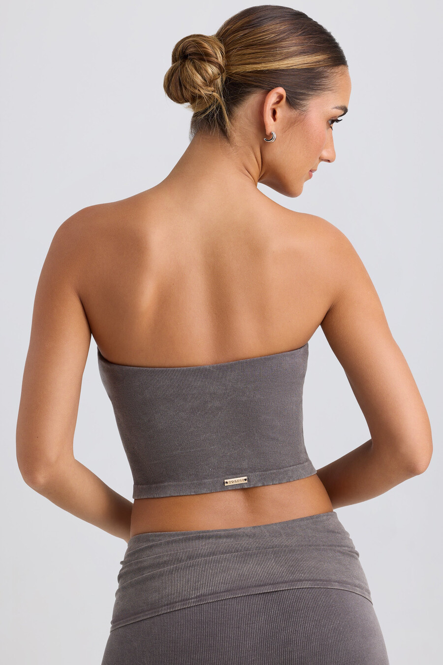 krótki top typu bandeau w kolorze spranego antracytu